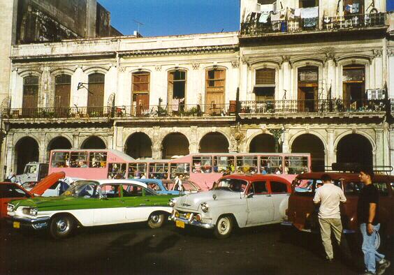 Taxistandplaats en een Kameel bij het Capitolio te Havanna